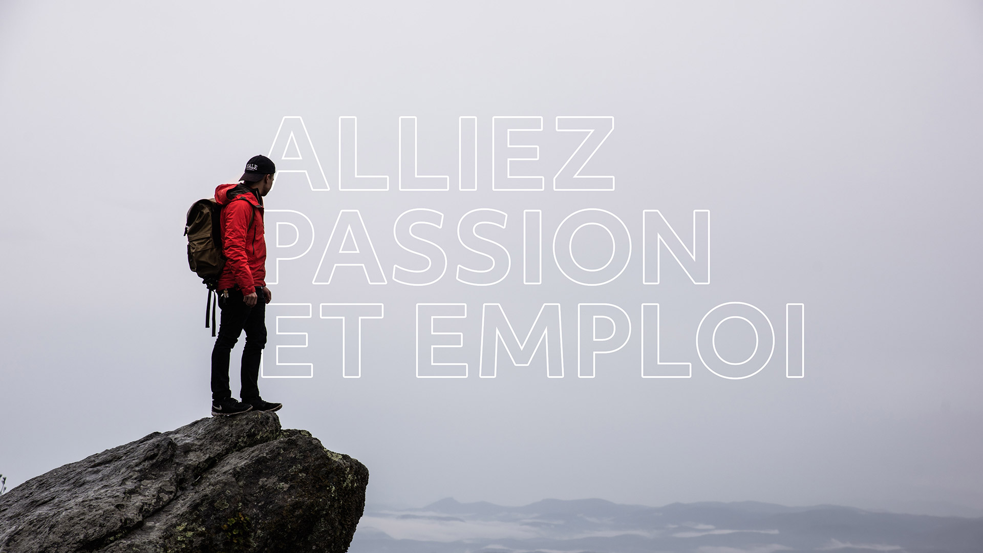 Homme sur sommet d'une montagne avec un manteau rouge