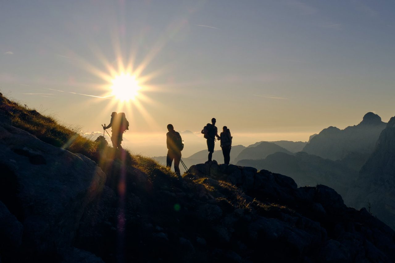 Groupe sur une montagne couché de soleil