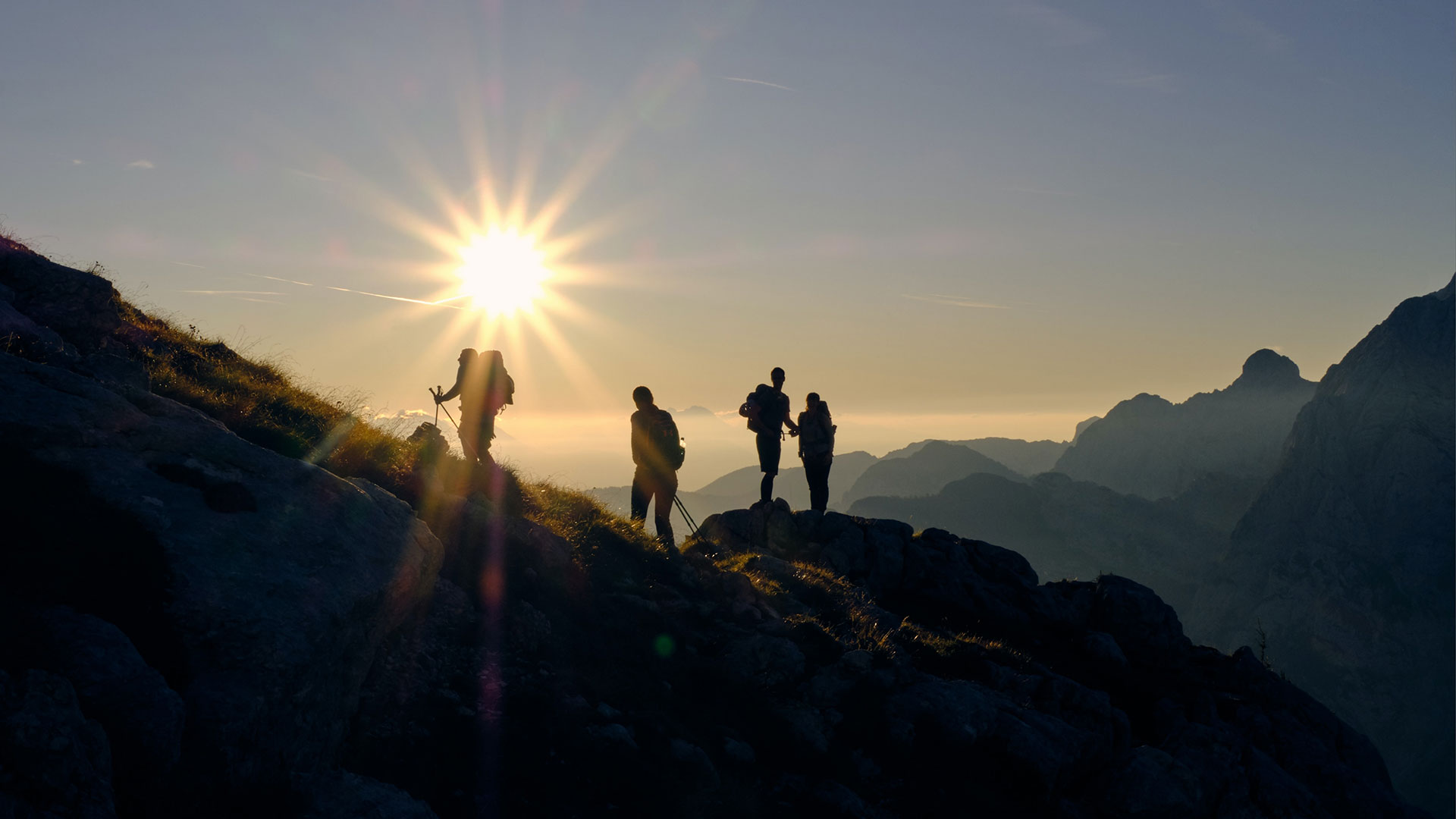 Groupe sur une montagne couché de soleil