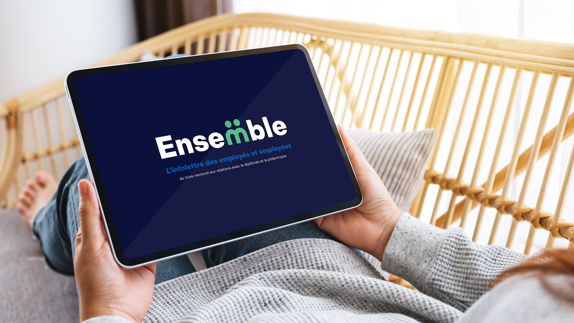 Logo ensemble sur fond mauve présenté sur un iPad